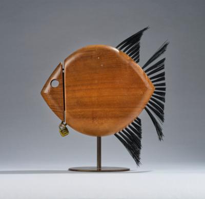 Sparkasse aus Nussholz in Fischform, Modellnummer: 4946, Carl Auböck, Wien, um 1960 - Kleinode des Jugendstils & Angewandte Kunst des 20. Jahrhunderts