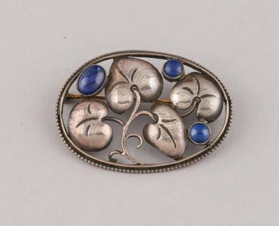 A silver brooch with foliate décor and lapis lazuli, Karl Karst, Pforzheim, c. 1900/15 - Secese a umění 20. století