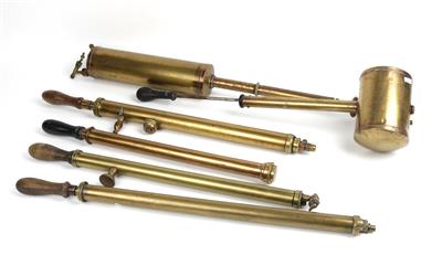 Zehn Pumpen aus Messing - Historische wissenschaftliche Instrumente, Globen und Fotoapparate