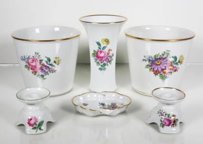 2 Blumenübertöpfe, 1 Vase, 2 Kerzenhalter, 1 Ascher, Augarten, Wien, 2. Hälfte 20. Jahrhundert - Porzellan, Glas und Sammelgegenstände