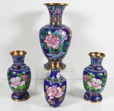 Zwei und ein Paar Cloisonné Vasen, China, 20. Jahrhundert - Porcelán, sklo a sběratelské předměty